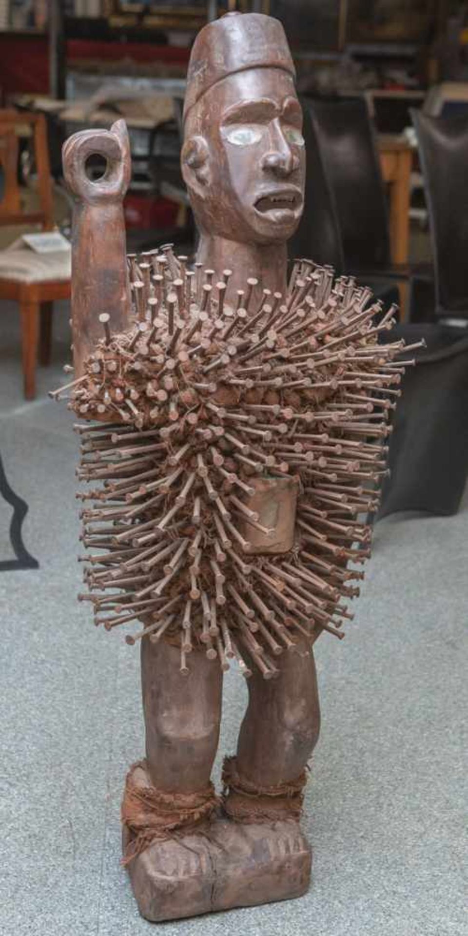 Nagelfetisch (engl. Kolonialzeit, Kongo), afrikanische Holzfigur, Darstellung eines