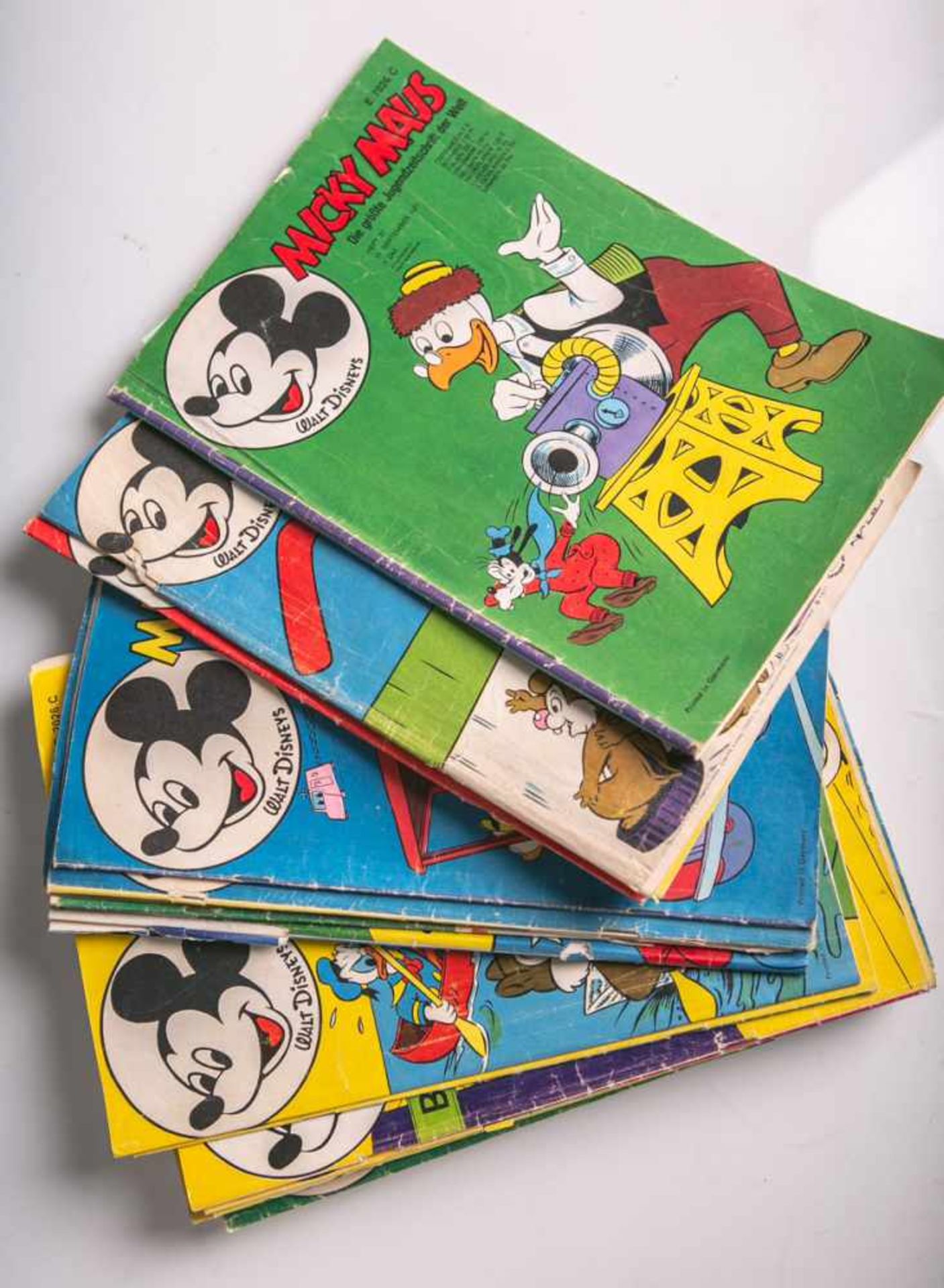 Konvolut von 26 Comic-Heften "Micky Maus" (Walt Disney, 1970er Jahre). Lagerspuren,