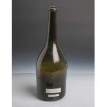 Historische Weinflasche (um 1780), braun-grünes Glas mundgeblasen, Boden tief<