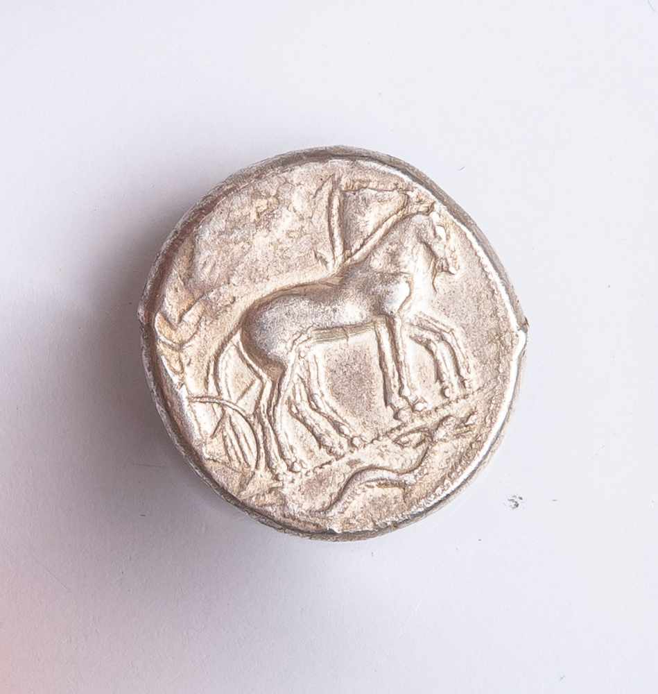 Silbermünze "Tetradrachme" (Syrakus, Sizilien, um 450 - 440 v. Chr.), Quadriga m.< - Bild 2 aus 2
