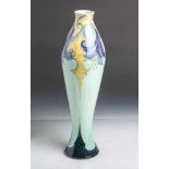 Keramikvase in schlanker Keulenform (Jugendstil, Holland, um 1910), polychrome Bemalung m.