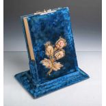 Fotoalbum (um 1900), blauer Samtbezug m. Blumendekor aus Stoff, die Seiten m. feinem