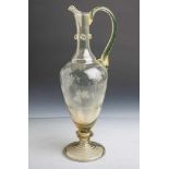Elegante Glasschenkkaraffe (19. Jahrhundert), leicht golden schimmertes Glas m.