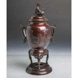 Bronzedeckelvase (wohl Japan, um 1900, Meiji-Periode), schöne alte dunkelbraune Patina,<