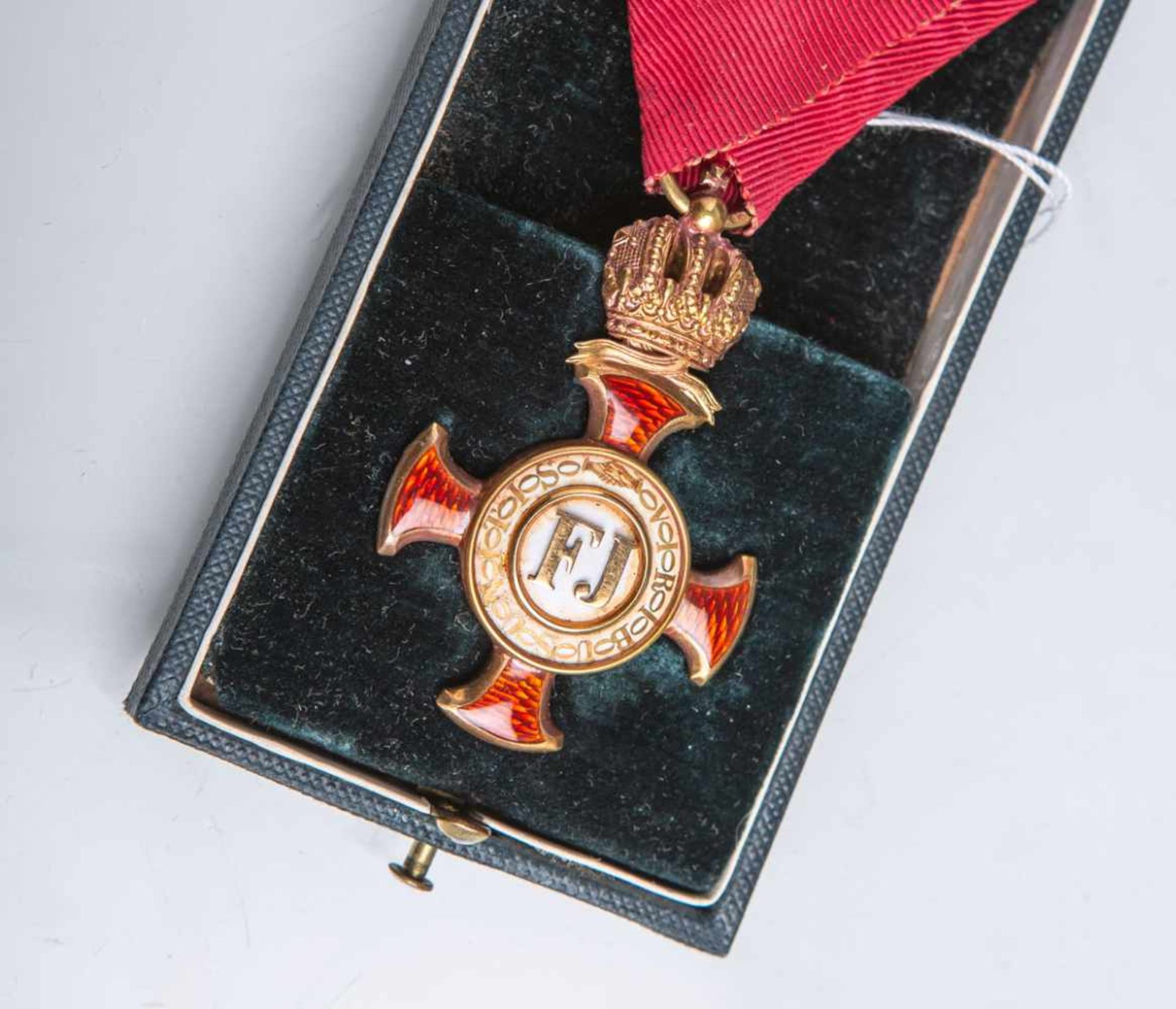 Österreichisches Verdienstkreuz mit Krone am roten Dreiecksband, Ringöse bez. "W. Mayer u. Sohn in