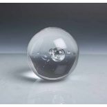 Paperweight "Controlled Bubble", klare Glaskugel m. Luftblasen, Unterboden sign.