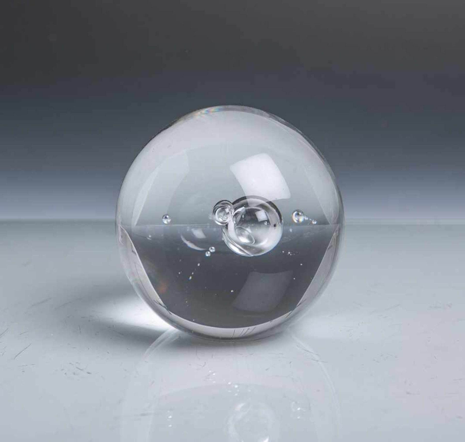 Paperweight "Controlled Bubble", klare Glaskugel m. Luftblasen, Unterboden sign.