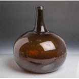 Historische Weinflasche (wohl 1. Hälfte 19. Jahrhundert), braunes Glas mundgeblasen,<