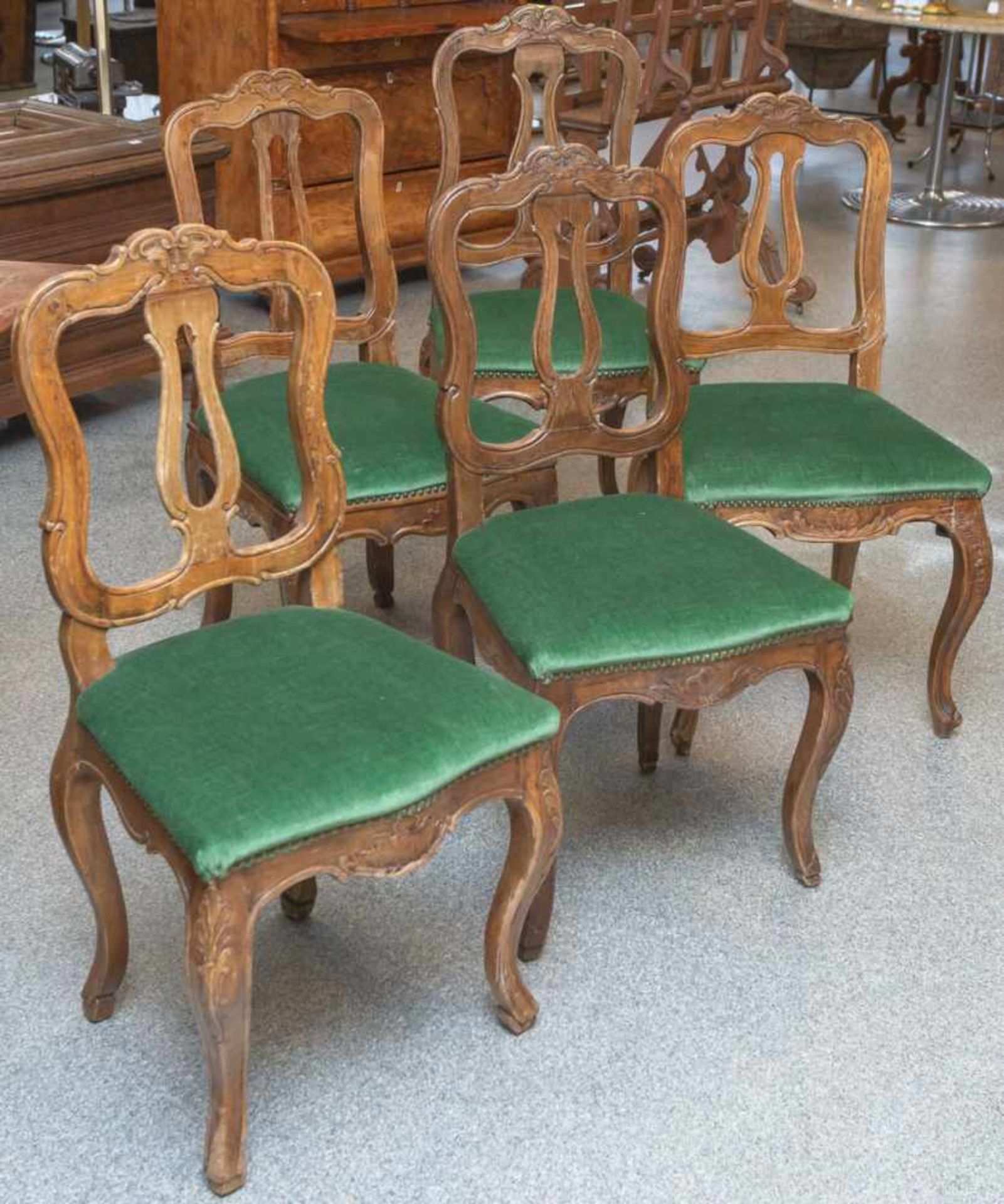 5 Barockstühle (Deutsch, Mitte 18. Jahrhundert), Eichenholz, Sitzfläche gepolstert, Rücken<br