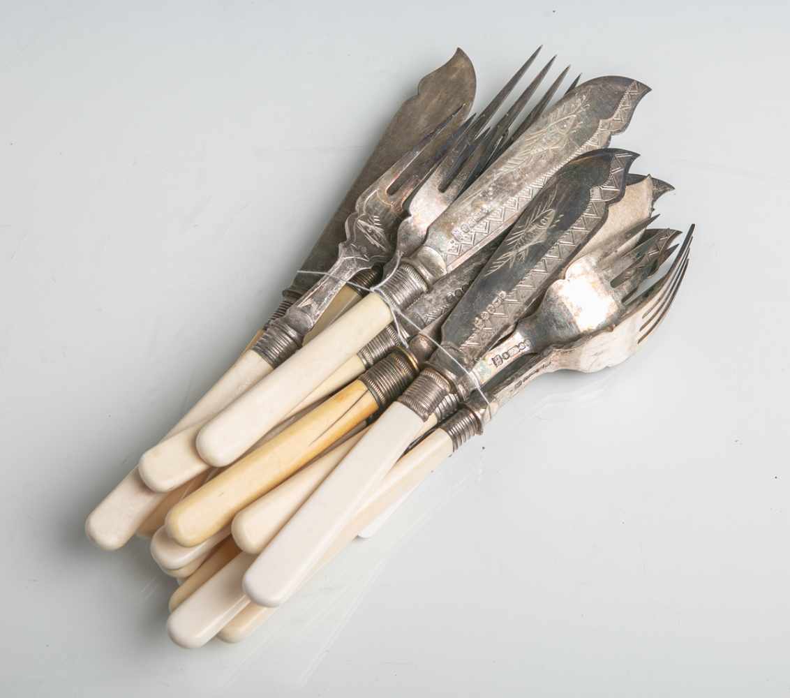Fischbesteck (19. Jahrhundert), 7 Gabeln u. 9 Messer, Metall versilbert, Griffe aus Bein,