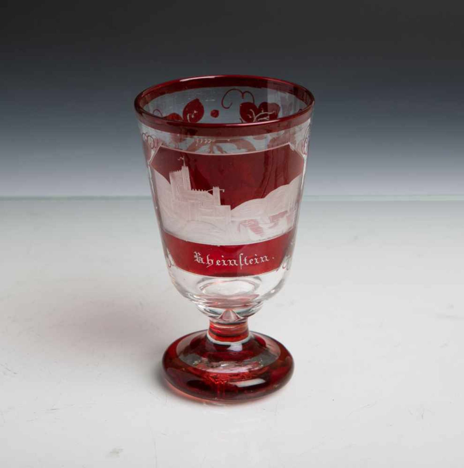 Glas in Pokalform (19. Jahrhundert), klares Glas m. rotem Überfang, feine Gravur m.<
