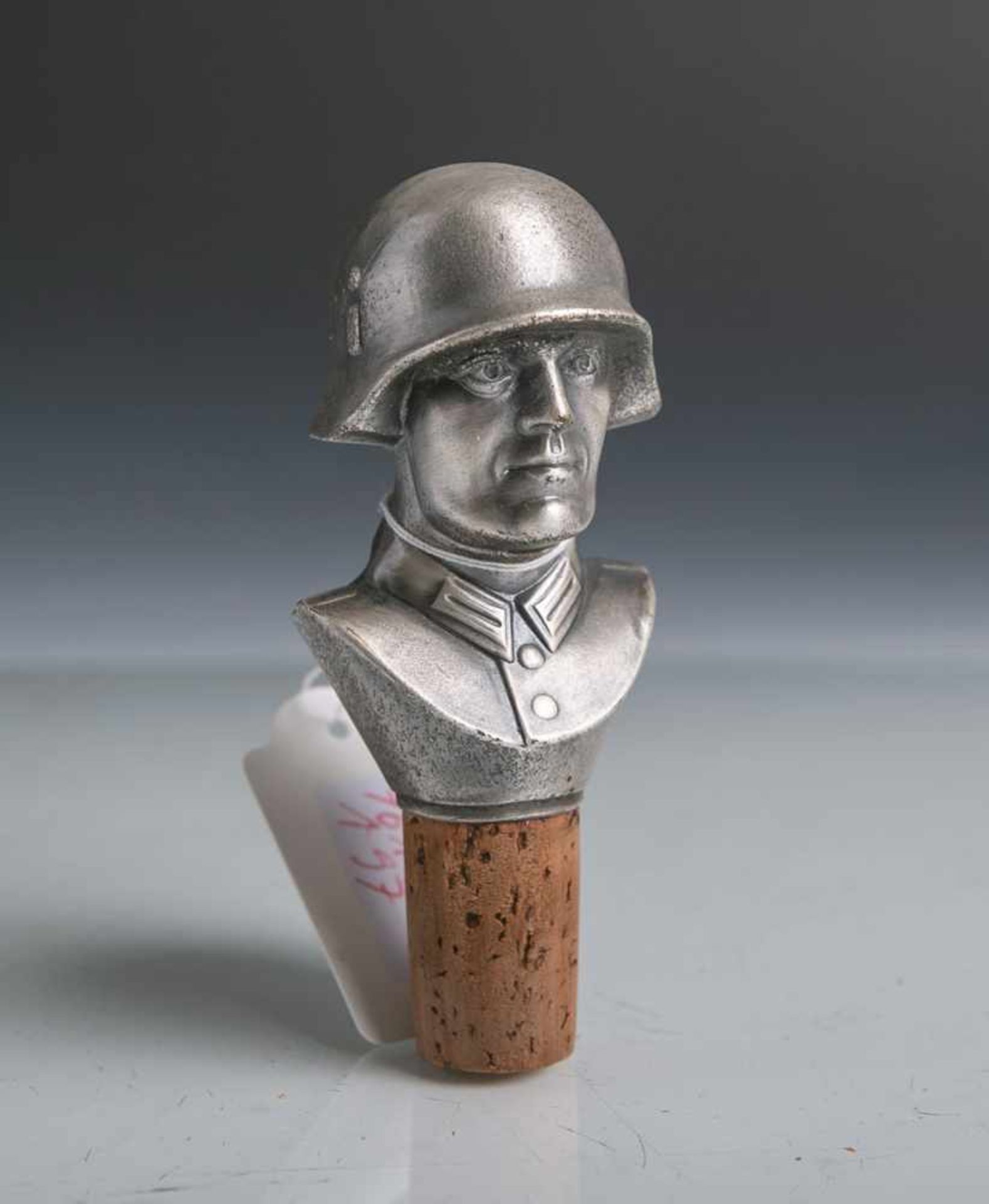 Flaschenverschluss mit der Büste eines Soldaten der Wehrmacht (Drittes Reich), aus Metall,<