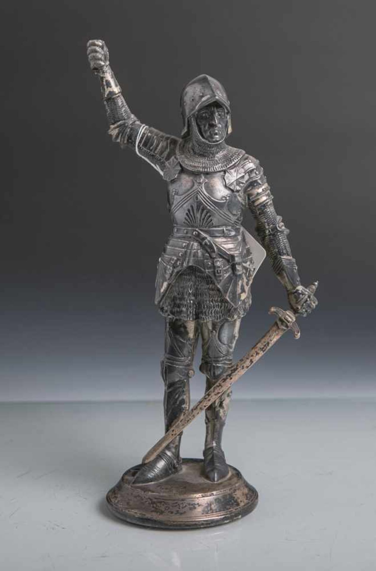 Ritterfigur m. Silber-Auflage, auf einem runden Podest stehender Ritter einen Schwert