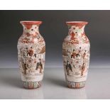 Zwei kleine Porzellanvasen (wohl aus Japan, wohl Satsuma, rote Unterbodenschriftzeichen,
