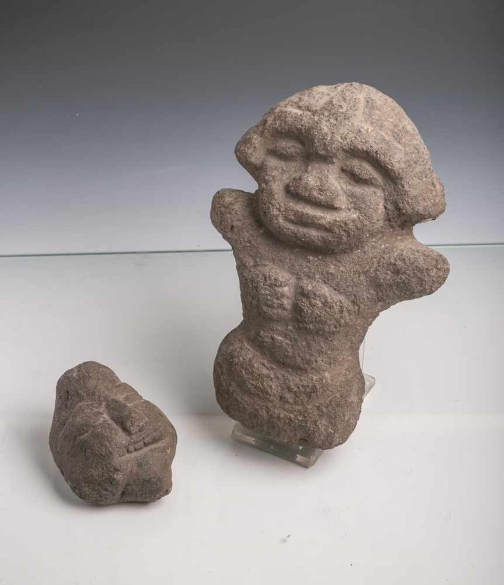 Zwei Steinfiguren (Prov. Präkolumbien), bestehend aus: Figur (mit ausgebrochenen Armen),<