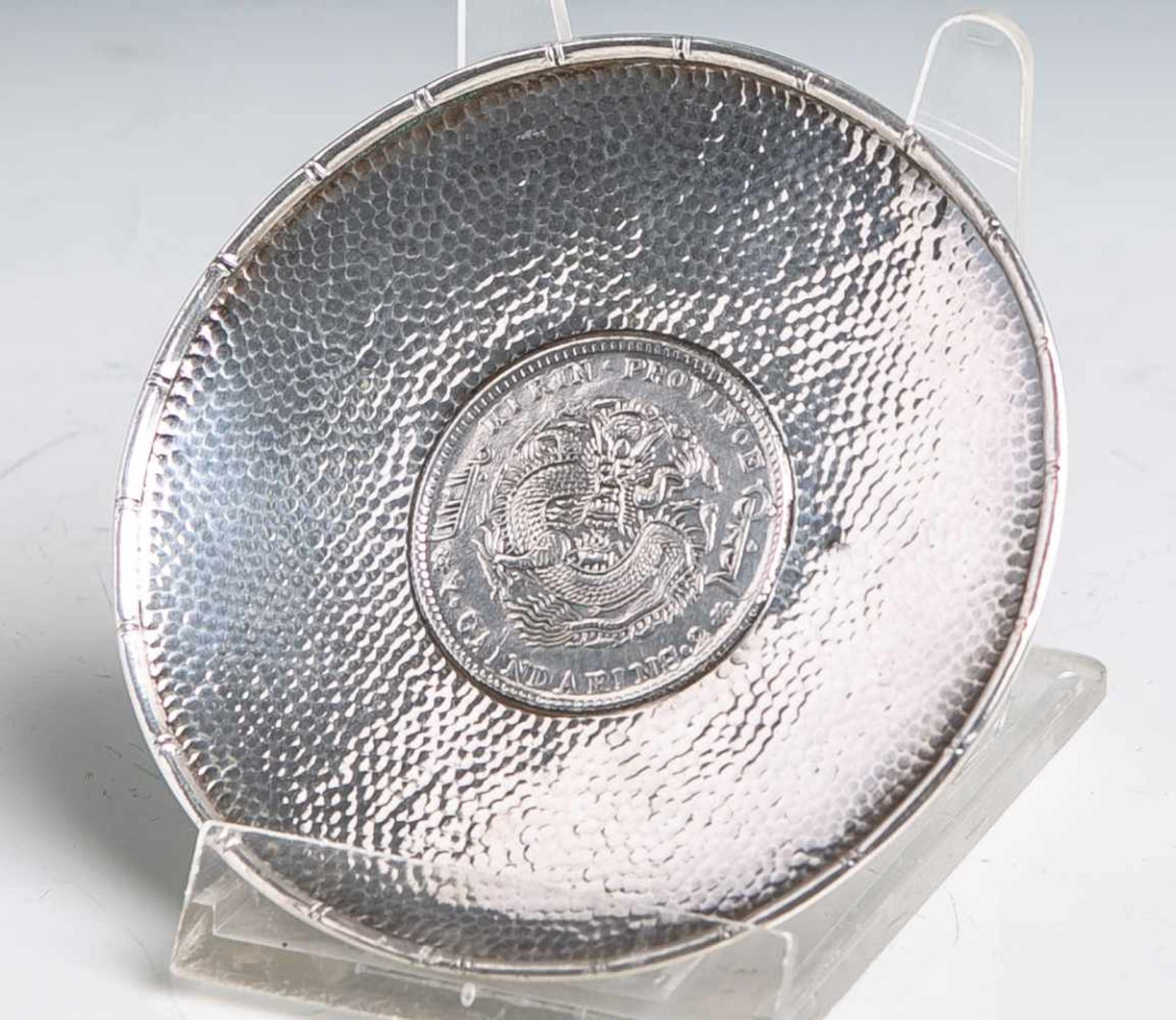 Kleine flache Münzschale aus Silber (China), Münze bez. "Kirin Province, 7 Caindarins 2",<b