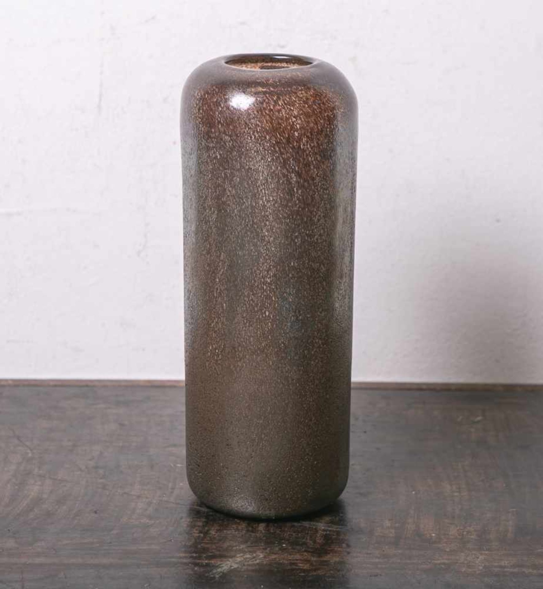 Blumenvase (wohl 1960/70er Jahre) aus klarem Glas, braun überfangen, zylinderförmig,<b