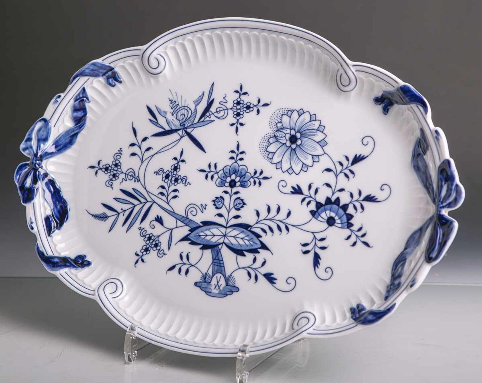 Flache ovale Porzellanplatte (Meissen, blaue Schwertermarke, wohl 20. Jahrhundert),