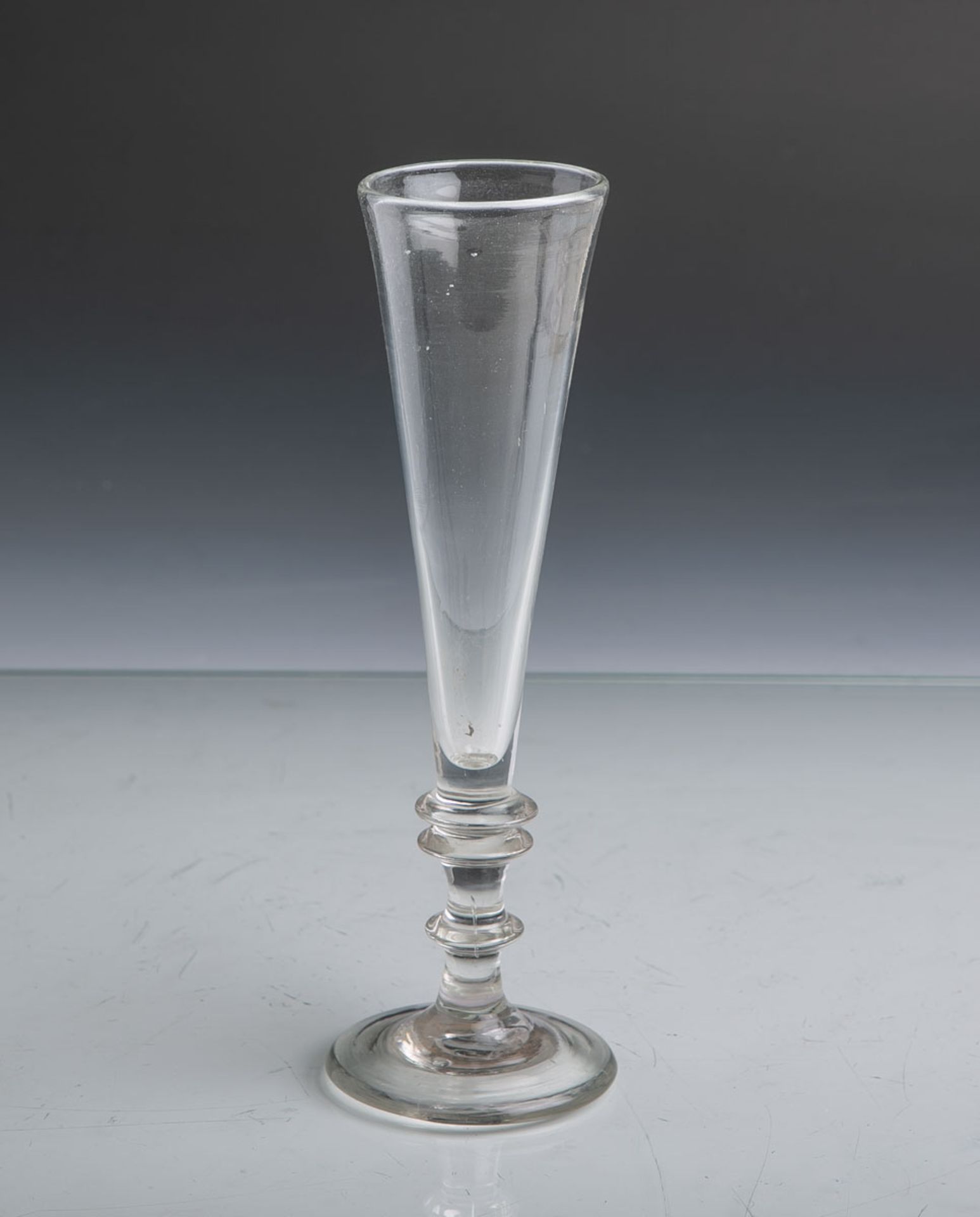 Antike Sektflöte (wohl 19. Jahrhundert), klares mundgeblasenes Glas m. Abriss, H. ca. 19<