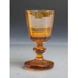 Kl. Glas in Pokalform (19. Jahrhundert), honigfarbenes Glas, feine Gravuren m. Ansichten