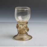 Kl. Weinrömer (wohl 17. Jahrhundert), honigfarbenes Glas, glatte Kuppa, Hohlschaft m.<