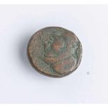 Bronzemünze (Amisos, Pontus, ca. 120 - 60 v. Chr.), Amisiskopf, Rs.: Schwert, Dm. ca. 1,7<