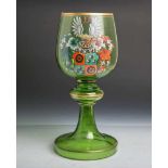 Übergroßer Weinrömer (wohl 19./20. Jahrhundert), waldgrünes Glas, in Emailfarben polychrom<br