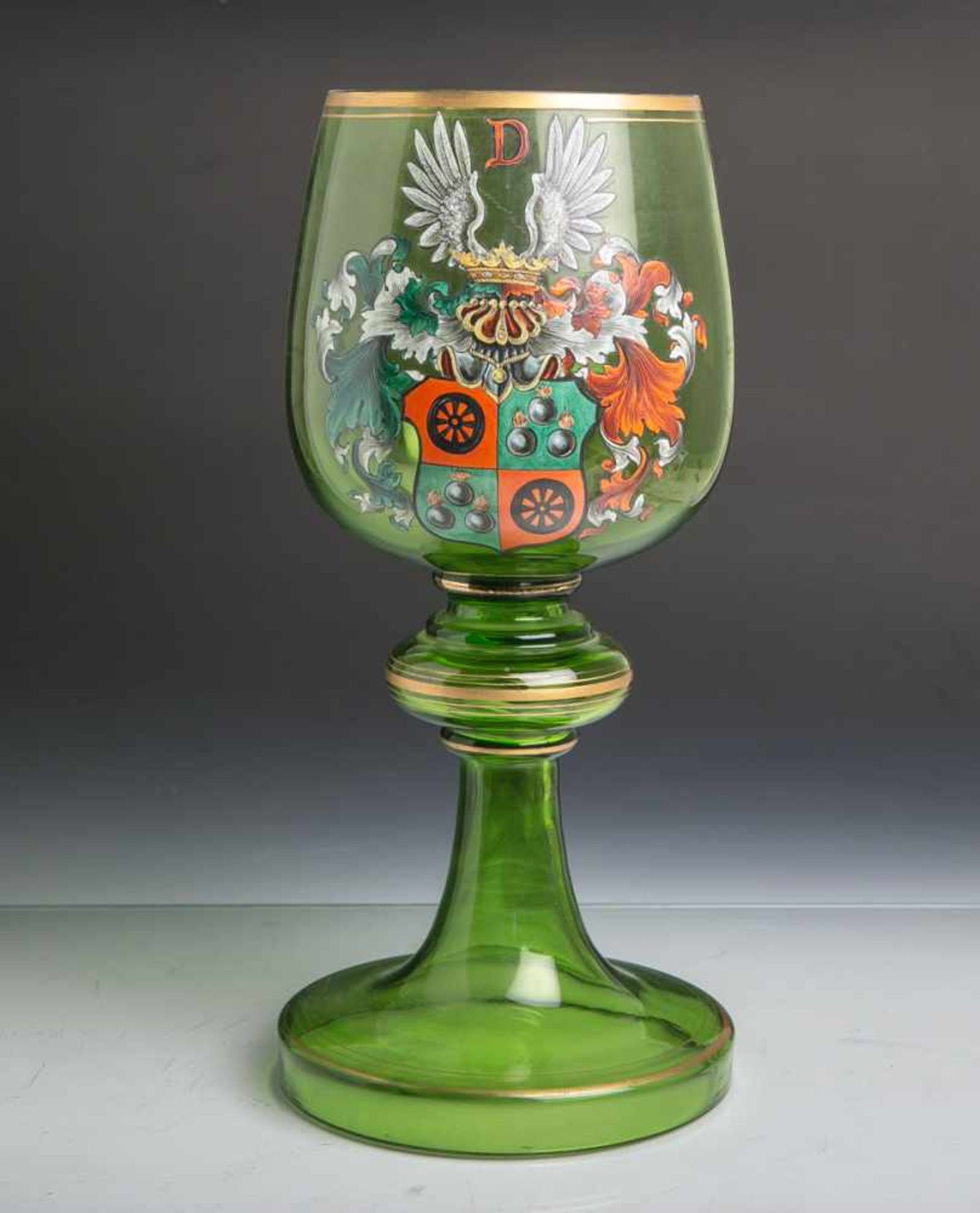 Übergroßer Weinrömer (wohl 19./20. Jahrhundert), waldgrünes Glas, in Emailfarben polychrom<br