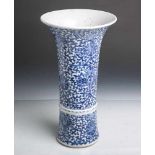 Porzellanvase in Trompetenform (China, blaue Unterbodenmarke mit sechs Zeichen, Alter