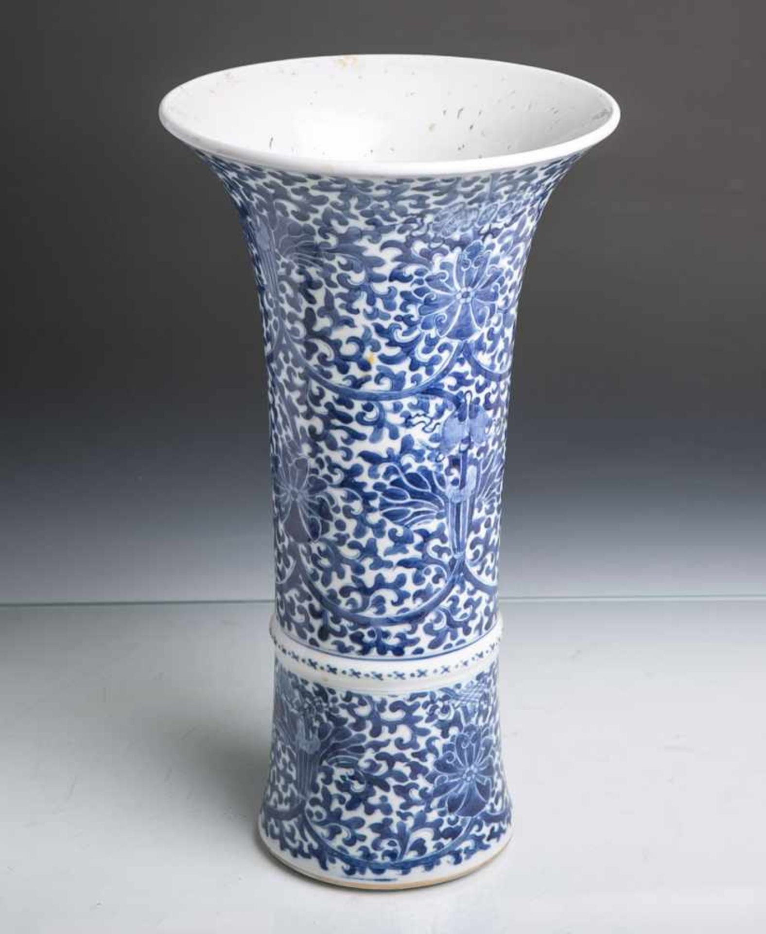 Porzellanvase in Trompetenform (China, blaue Unterbodenmarke mit sechs Zeichen, Alter