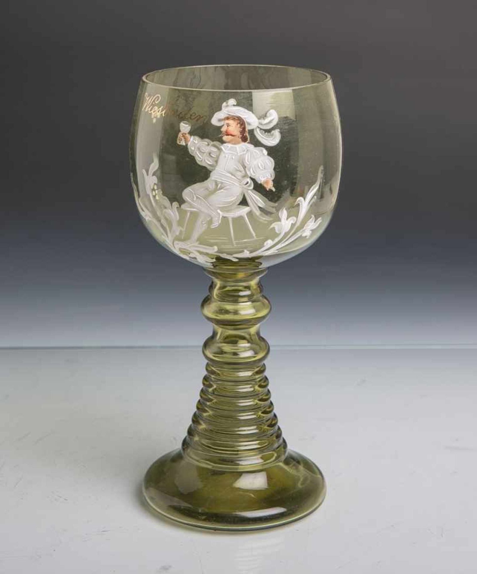 Gr. Weinrömer (um 1900), olivgrünes Glas m. feiner Emailmalerei, Darstellung eines<b