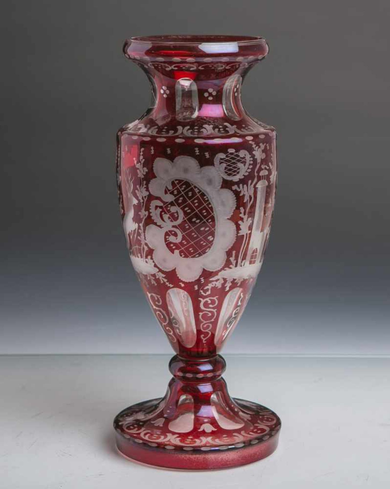 Glasvase aus klarem Glas mit roten Überfang und mit Jagdszenen dekoriert, geschliffen, H.<