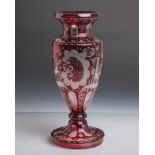 Glasvase aus klarem Glas mit roten Überfang und mit Jagdszenen dekoriert, geschliffen, H.<
