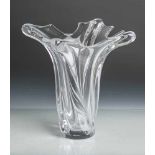 Tischvase aus Kristallglas (Art Vannes, France, Unterbodenritzsignatur, neuzeitlich),