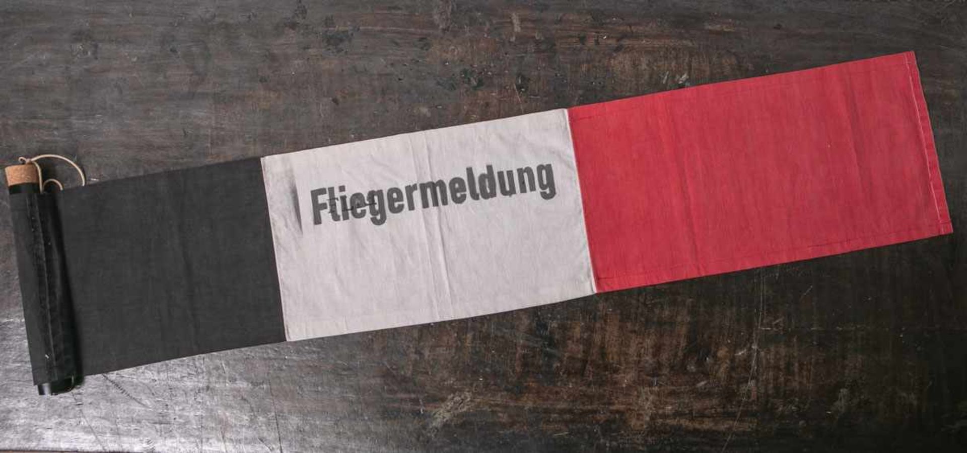 Fliegermeldung (1. WK), schwarz-weiß-rote Stofffahne m. Aufschrift "Fliegermeldung", L.<