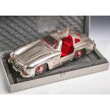 Mercedes Benz 300 SL-Modellauto (Hersteller Märklin, 1956), Flügeltürer, Metallmodell in<br