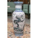 Porzellanbodenvase (wohl aus China, Alter unbekannt), mit Drachendarstellung, H. ca. 78