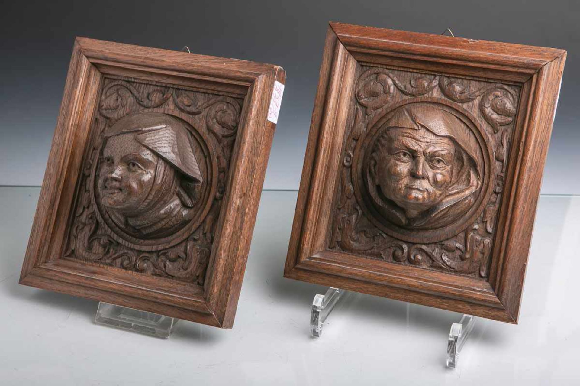 Unbekannter Künstler (wohl 19./20. Jahrhundert), zwei Holzschnitzarbeiten aus Eiche,<