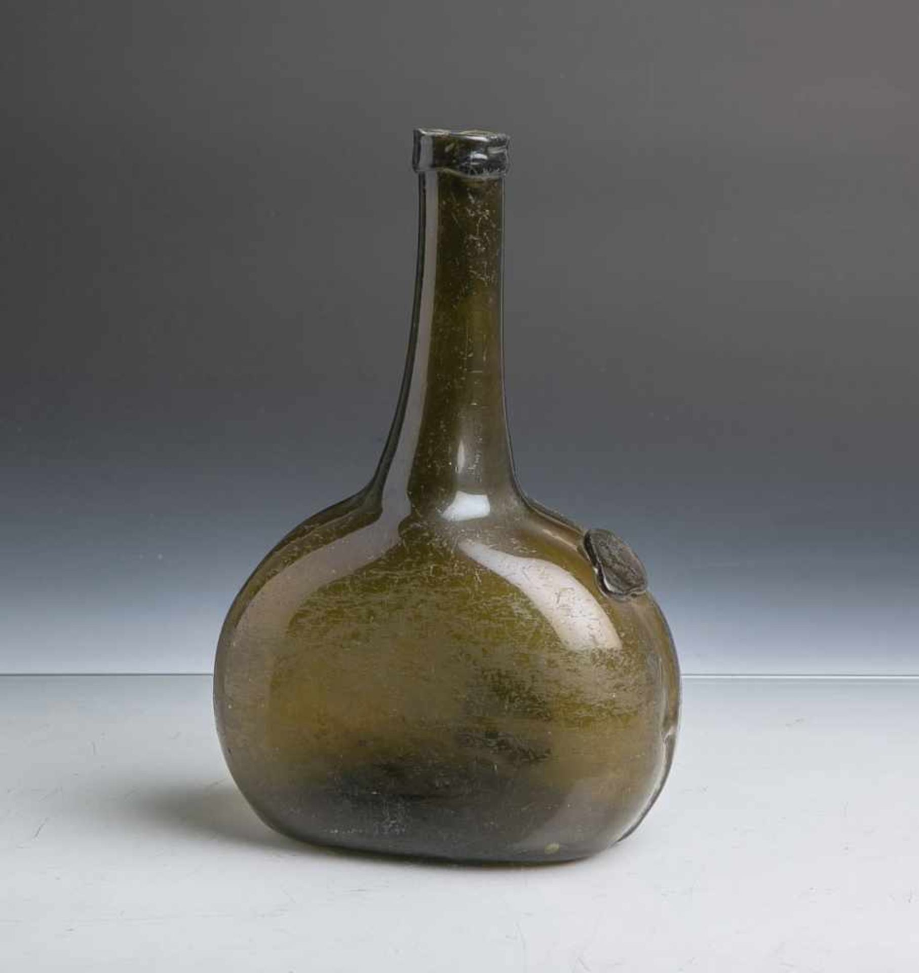 Antike Weinflasche (wohl um 1700), dunkelgrünes Glas, mundgeblasen, m. Abriss, der Korpus<