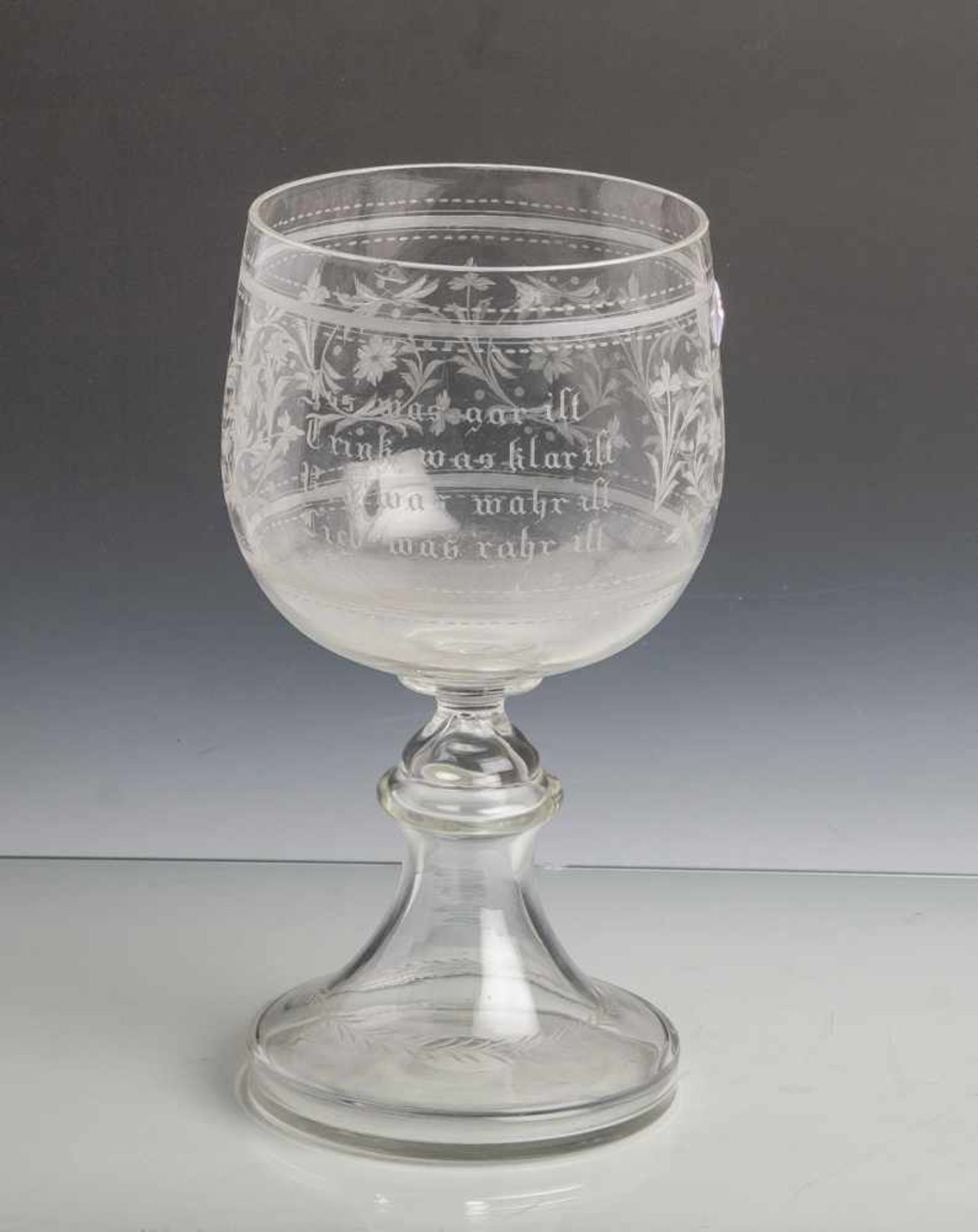 Großes Pokalglas aus klarem Glas (19. Jahrhundert), mit Rankenornamentik und eingraviertem<
