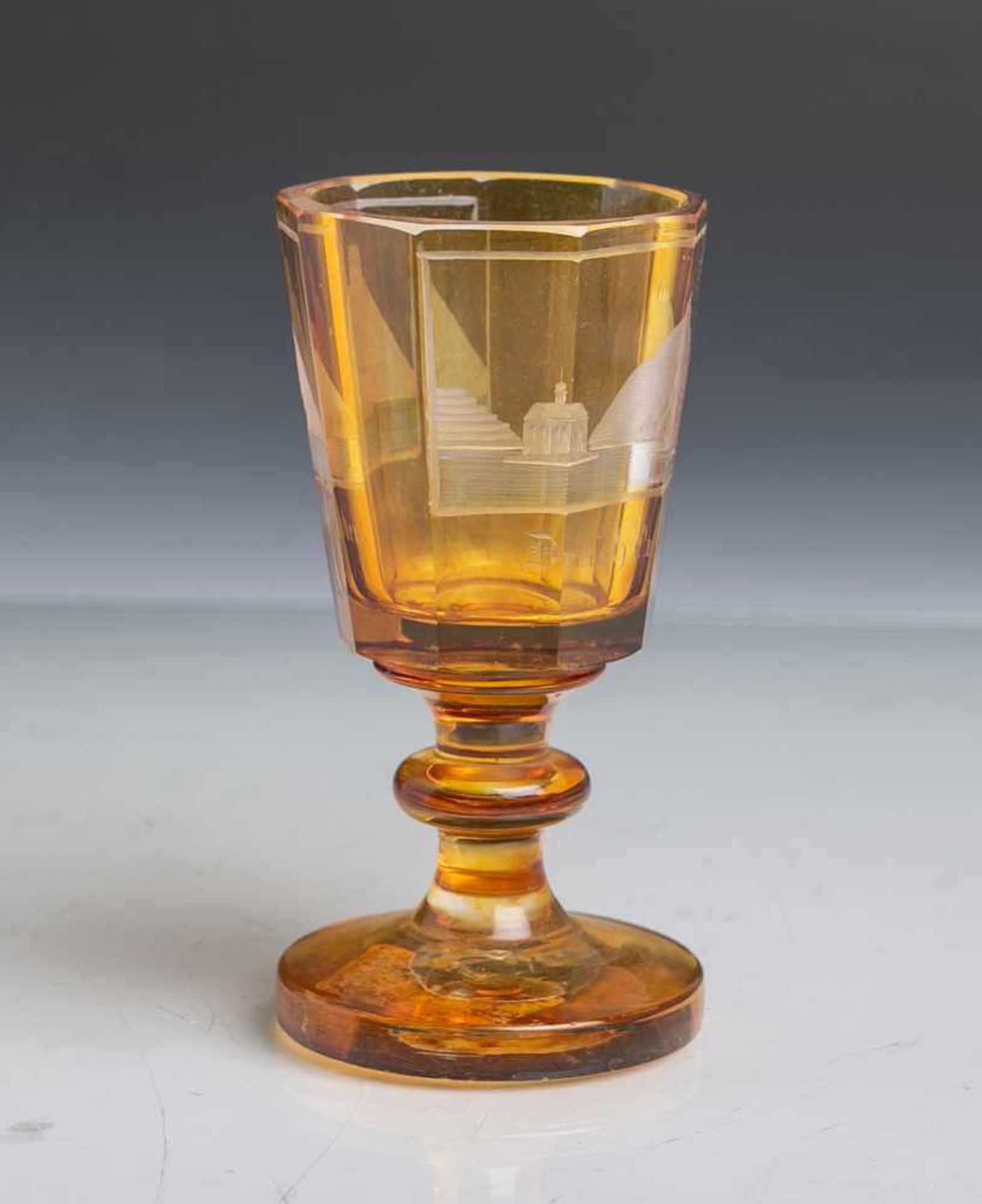 Kl. Glas in Pokalform (19. Jahrhundert), honigfarbenes Glas, feine Gravuren m. Ansichten