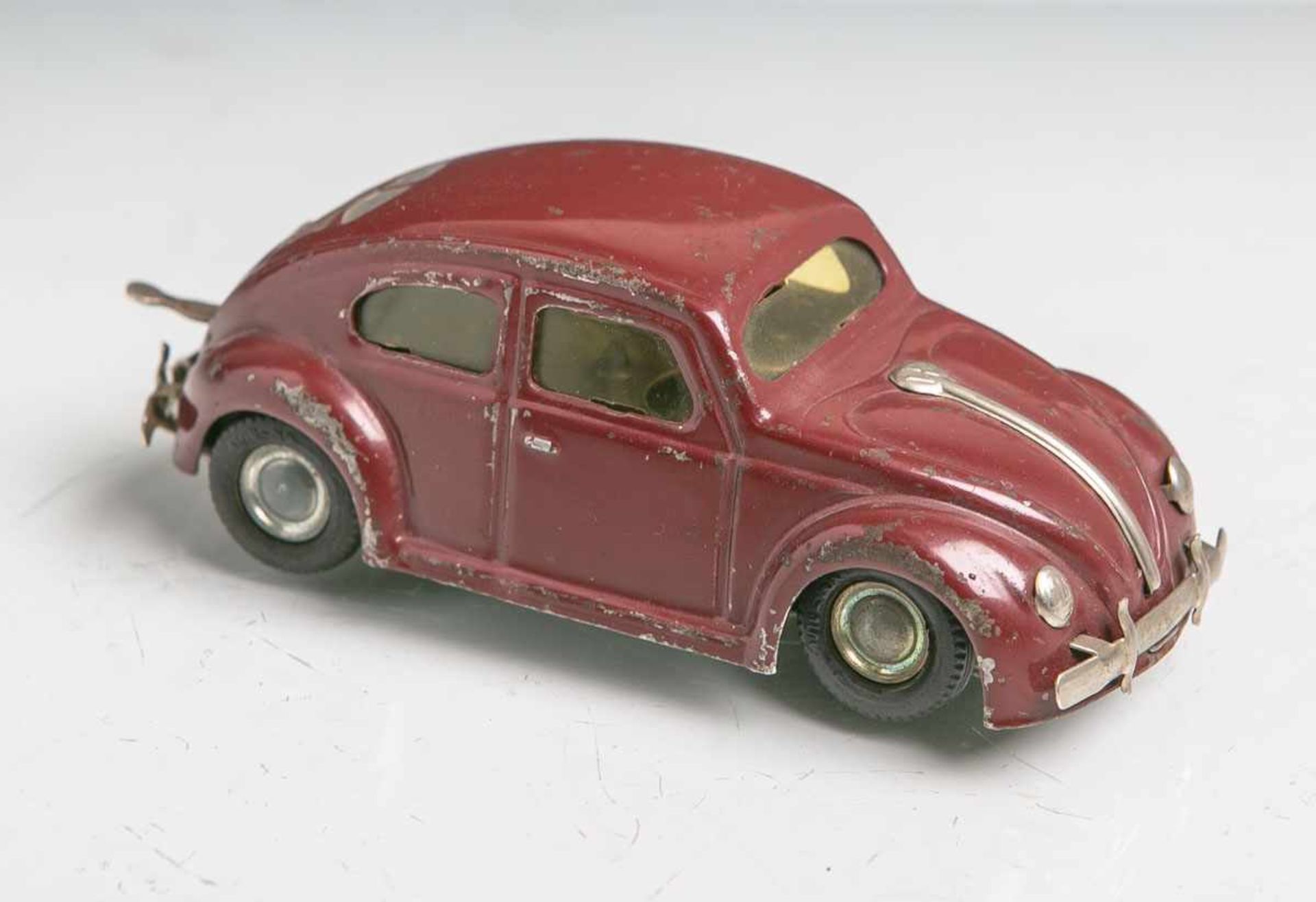 Modellauto VW-Brezelkäfer (Hersteller DUX, 20. Jahrhundert), L. ca. 11 cm. Bespielter<