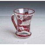 Henkelglas (19. Jahrhundert), klares Glas m. rotem Überfang, feine Gravur m. Ansicht von<