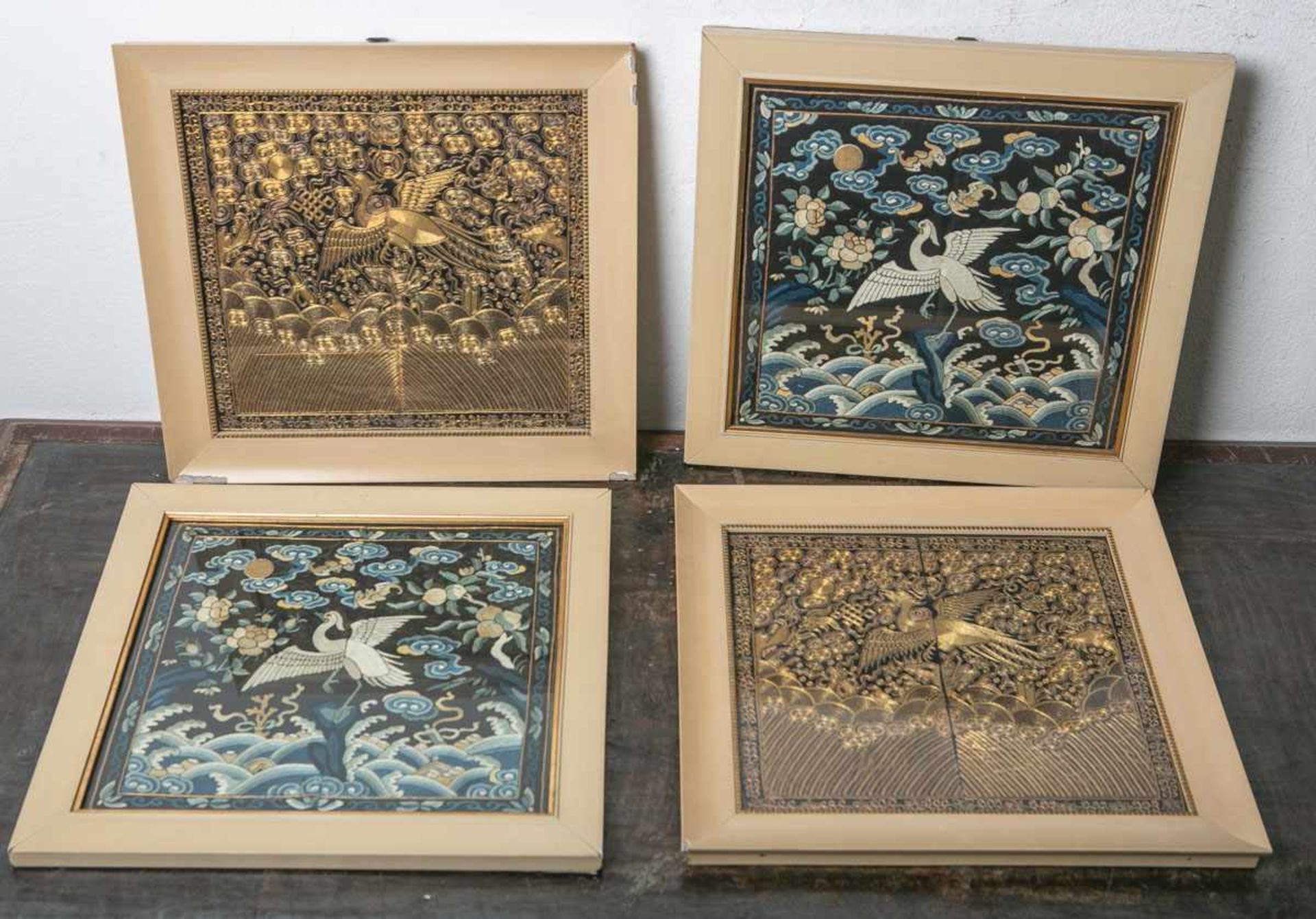 4x Stickarbeiten (wohl China, 19./20. Jahrhundert), teilweise mit Goldbrokat, hinter Glas
