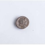 Silbermünze Denar (Römische Republik, 90 v. Chr.), Dionysoskopf, Rs.: Pegasus, Dm. ca. 1,6<b