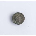Bronzemünzen "Seleukos III." (Syrien, 226 - 222 v. Chr.), Apollo auf Omphalos sitzend u.<