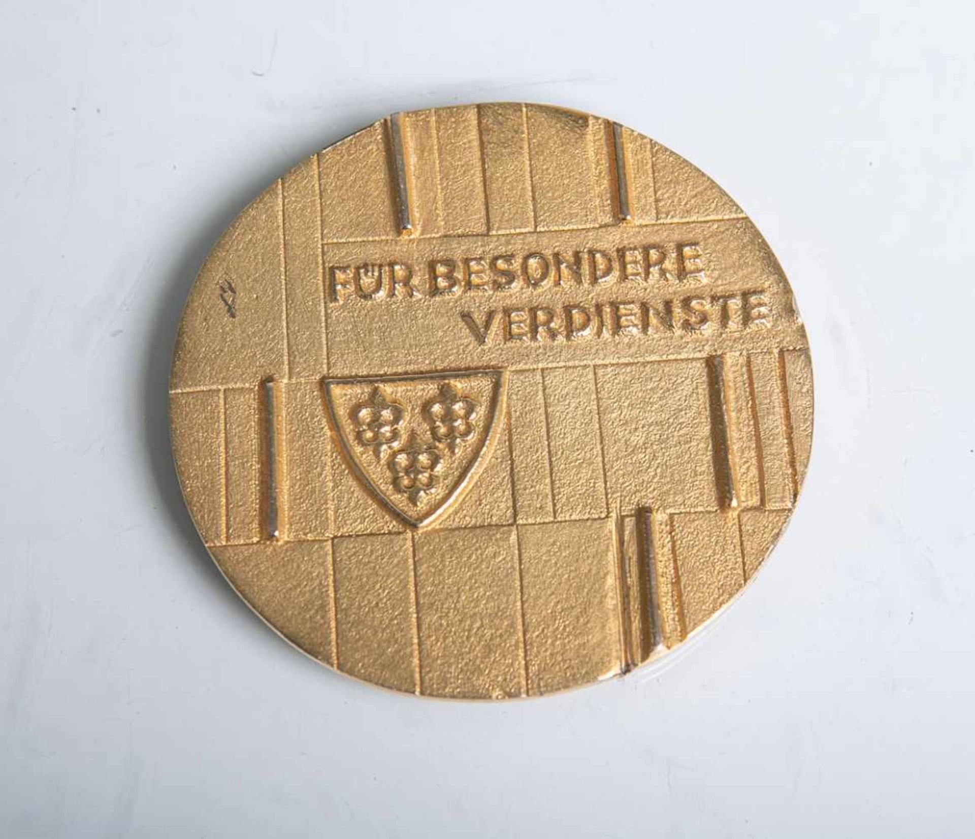 Goldene Medaille der Stadt Wiesbaden, bez. "Für besondere Verdienste", Dm. ca. 7,5 cm.<