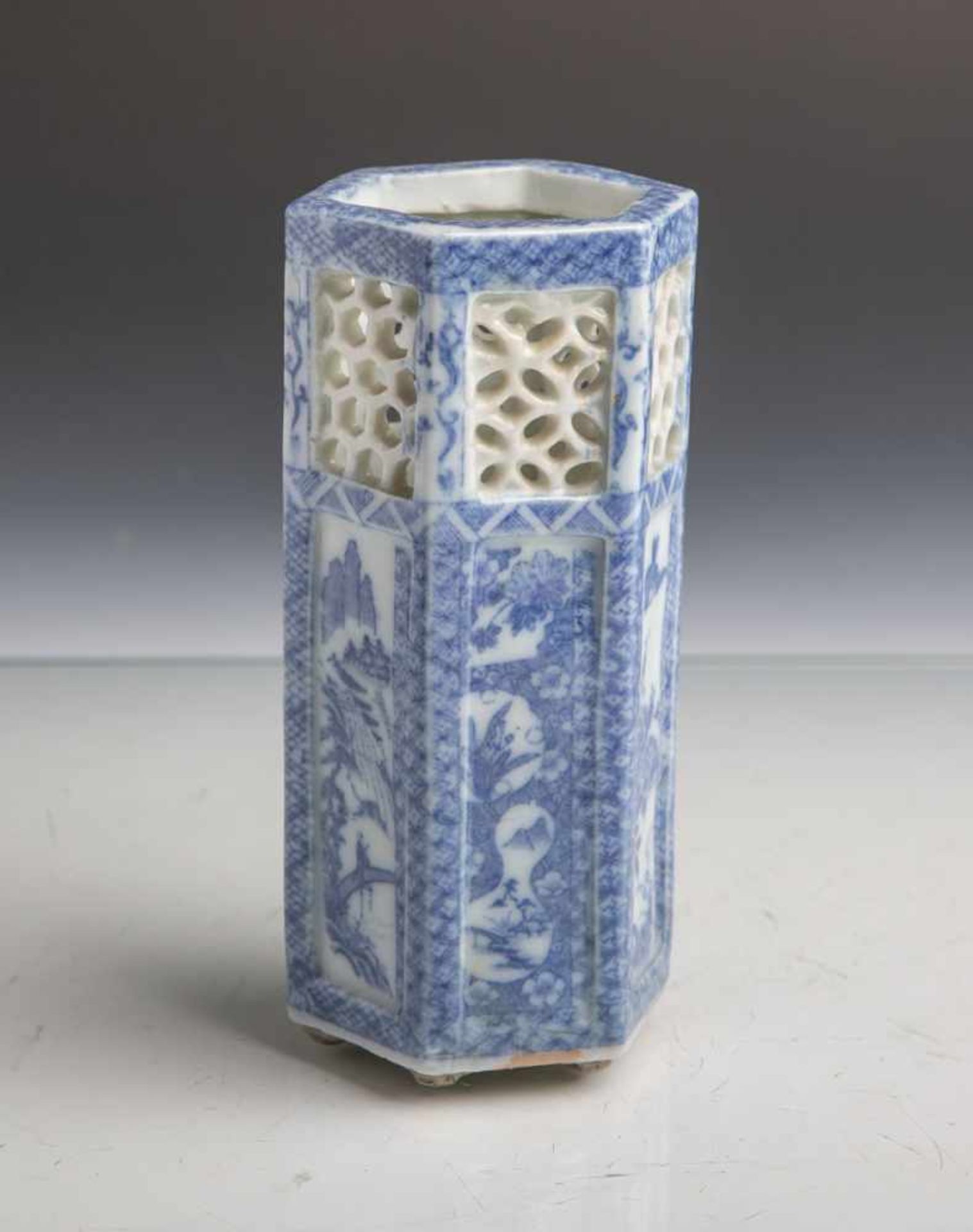 Chinesische Porzellanvase (Alter unbekannt), in Sechskantform, blaue Malerei, oberes