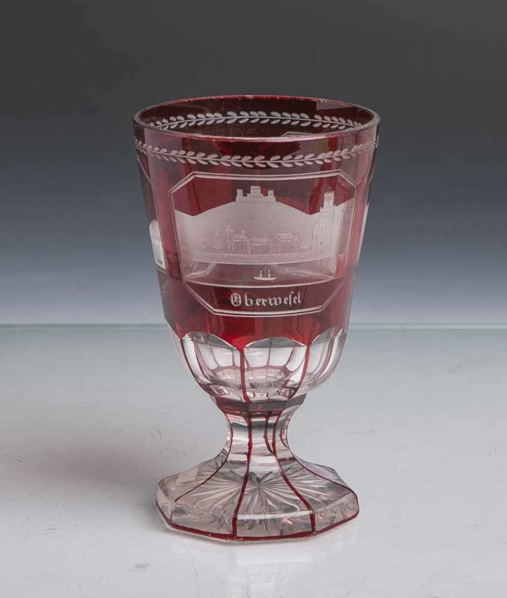 Becherglas (19. Jahrhundert), klares Glas rot überfangen, feine Gravuren m. Darstellung<