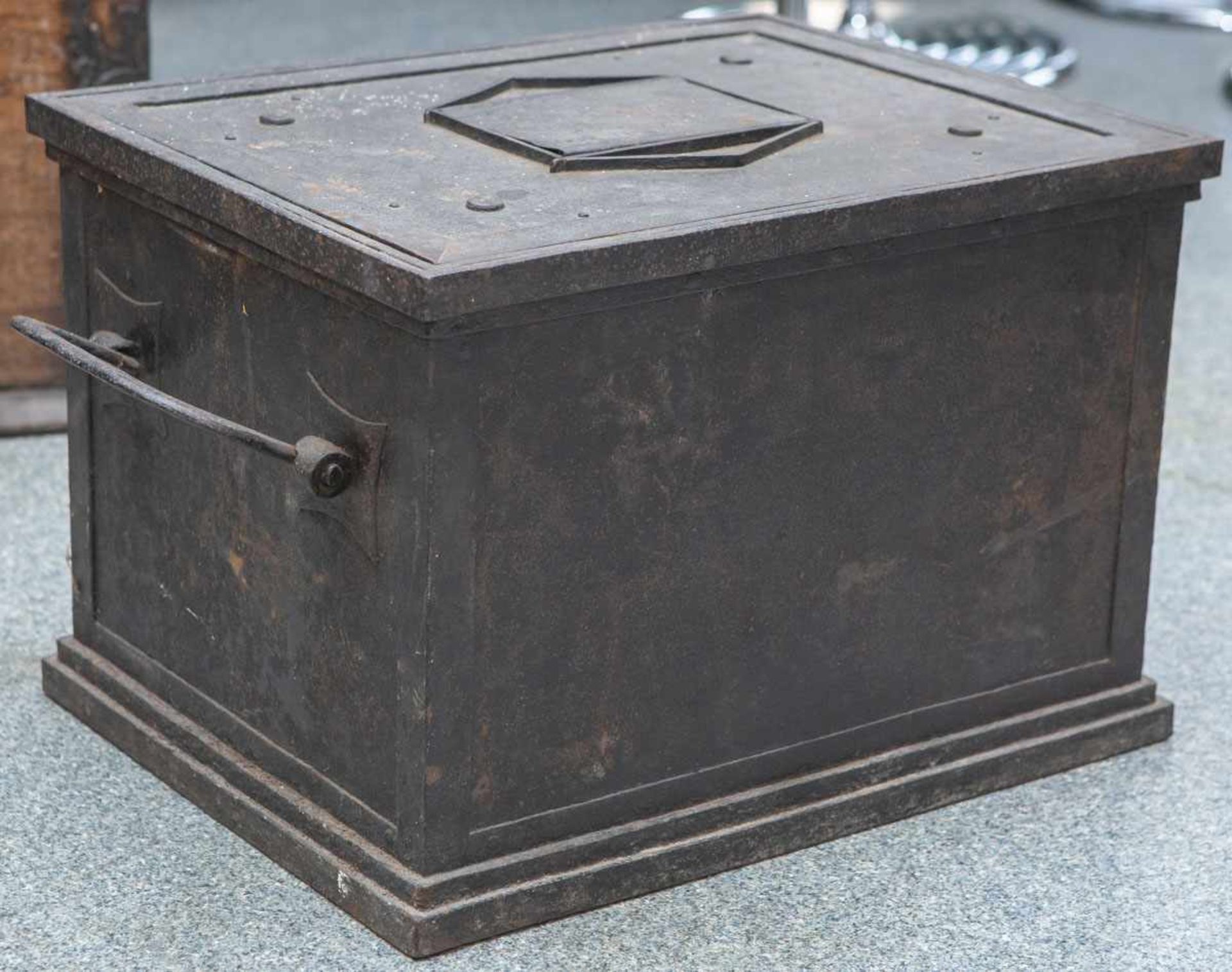 Kriegskasse (Ende des 18. Jahrhunderts), aus Eisen, Schließmechanismus mit sieben Riegeln<